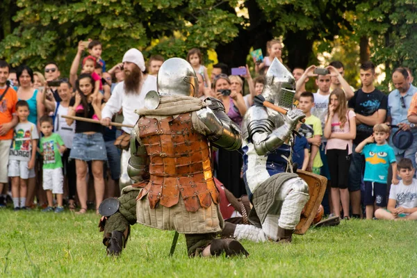 Nis Serbien Juni 2019 Två Riddare Skyddande Rustning Och Vapen — Stockfoto