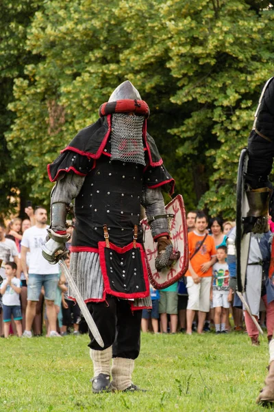 Nis Serbie Juin 2019 Chevalier Avec Armure Rouge Épée Bouclier — Photo