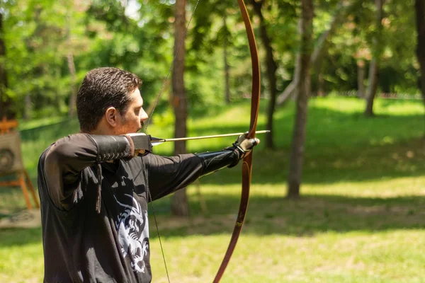 塞尔维亚 6月16日 2019年 在骑士节的骑士节 在传统西装与弓箭弓箭 鲍曼从长弓射击前特写 选择性聚焦 — 图库照片