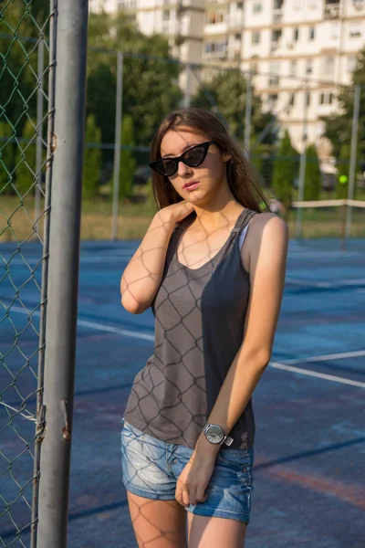 Chica Posando Detrás Cerca Alambre Enlace Chica Urbana Con Gafas —  Fotos de Stock