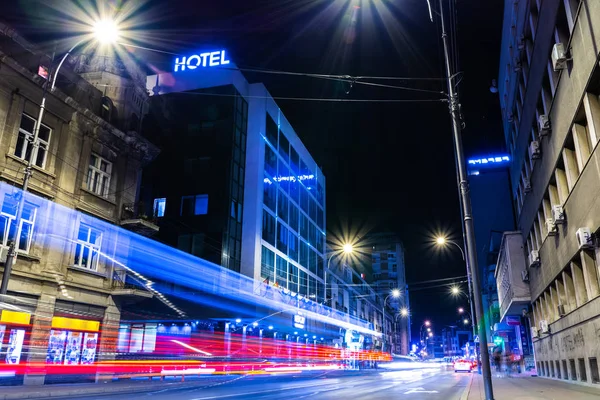 Niş, Sırbistan - 24 Ağustos 2019: Sırbistan'ın Niş kentinde inşa edilen şehir merkezi ve caddede ışık izleri. Uzun pozlama konsepti. Işıkhatları geceleri sokakta hızlı araba formu