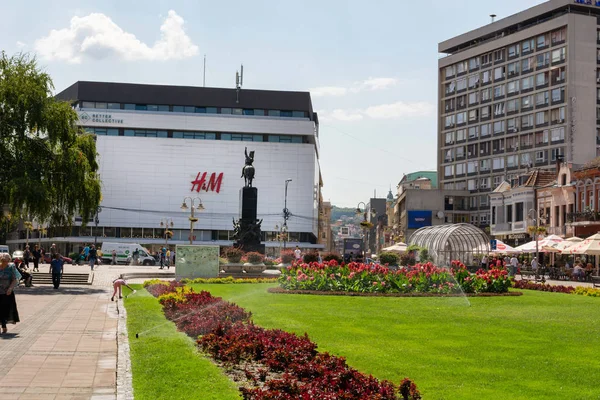 塞尔维亚 2019年8月28日 在塞尔维亚尼斯市 在市中心有绿色草坪和鲜花的大型公共公园 夏季阳光明媚的长廊 — 图库照片