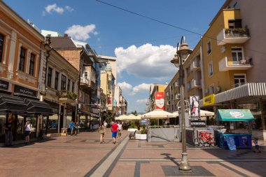 Niş, Sırbistan - 28 Ağustos 2019: Sırbistan'ın Niş kentinde yaz güneşli gününde yürüyen insanlar ve binalarla kafeler ve dükkanlar la gezinti sokağı