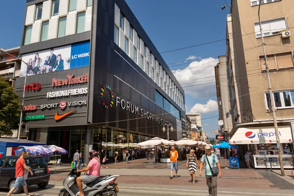 塞尔维亚 2019年8月28日 在塞尔维亚尼斯市 有咖啡馆和大型购物中心 有步行的人 — 图库照片