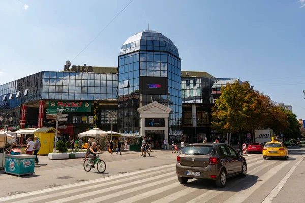 塞尔维亚 2019年8月28日 大型购物中心和街道与行人过街和汽车在夏季阳光明媚的日子在尼斯市 塞尔维亚 — 图库照片