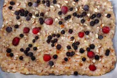 Böğürtlenli ve bademli vejetaryen meyveli çiğ pizza. Ev mutfağındaki güveçte taze pizza. Vejetaryen gıda konsepti. Kapat, seçici odak ve üst görünüm