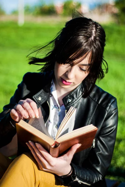 Chica Leyendo Libro Soleado Día Primavera Naturaleza — Foto de Stock