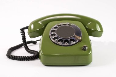 Beyaz arkaplanda eski yeşil telefon