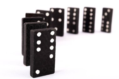 Satırdaki dominolar beyaz arkaplanda izole edildi, Kapat, seçici odak