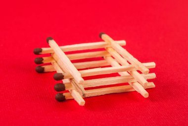 Kibritler birbirlerini şenlik ateşinde listelemişler.