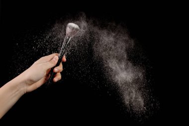 Siyah beckground 'da beyaz allık patladı.