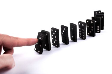 Parmak itme dominoları ve beyaz arka planda izole düşerler.