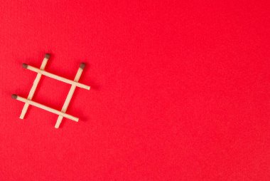 Kırmızı arkaplanda hashtag sembolü ile metin için boşluk eşleşir