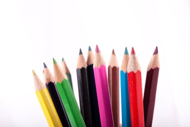 Beyaz arkaplanda izole edilmiş renkli tahta kalemler, kapat