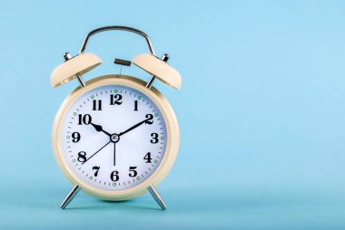 Metin için alanı olan mavi bir arkaplanda izole edilmiş eski alarm saati