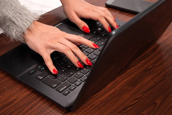 Γυναικείο Χέρι Που Εργάζεται Φορητό Υπολογιστή Στο Γραφείο Ξύλινο Γραφείο — Φωτογραφία Αρχείου