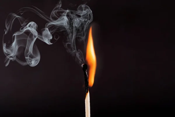 Les Allumettes Collent Flamme Fumée Isolées Sur Fond Noir — Photo