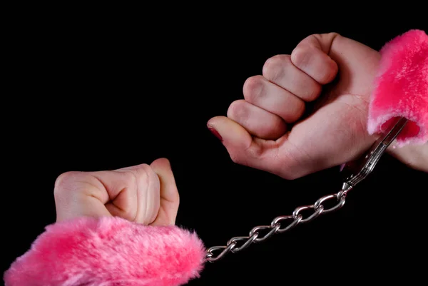 Fechar Mão Feminina Algemas Com Inchado Rosa Isolado Fundo Preto — Fotografia de Stock