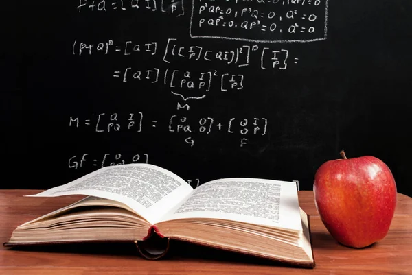 Book Apple Wooden Table Front Blackboard Mathematical Equation Classroom — Stock Photo, Image