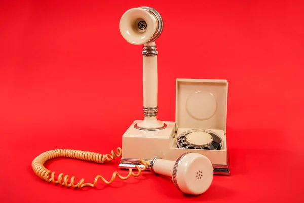 Très Vieux Téléphone Blanc Isolé Sur Fond Rouge — Photo