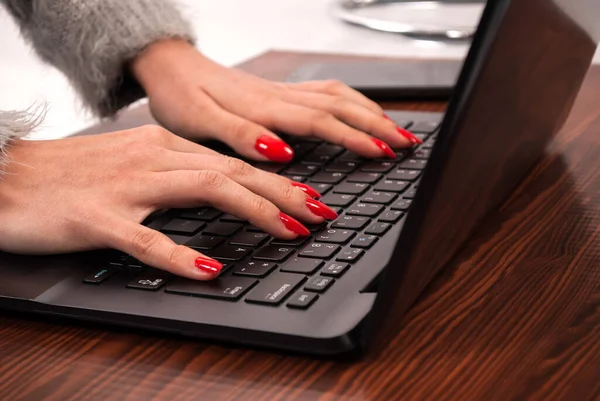 Woman Hand Typing Laptop Office Wooden Desk — Stock Photo, Image