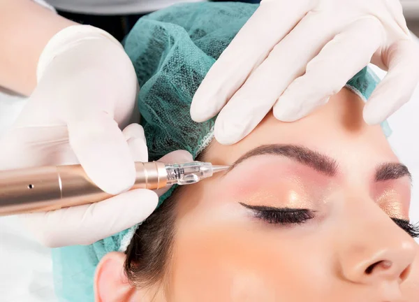Applying Permanent Makeup Eyebrows Beautician Doing Eyebrow Tattooing Female Face — Stock Photo, Image