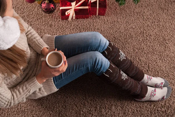 Young Girl Sitting Floor Carpet Cup Coffee Hand Next Christmas — Stock Photo, Image
