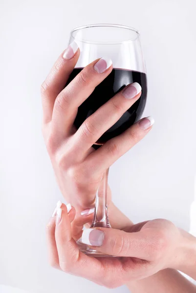 Copa Vino Tinto Mano Mujer Con Manicura Uñas Francesas Cerca — Foto de Stock