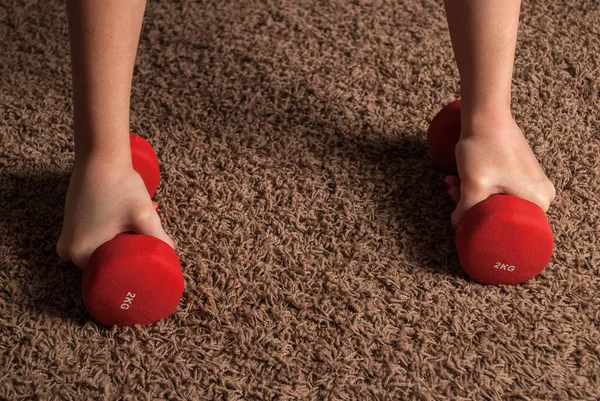 Jovem Treinando Com Haltere Vermelho Casa Chão Fechar — Fotografia de Stock