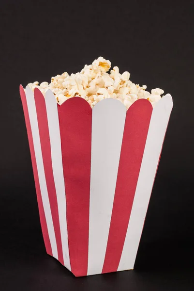 Caja Blanca Roja Con Palomitas Maíz Sobre Fondo Negro — Foto de Stock