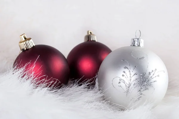 Las Decoraciones Navideñas Sobre Pelaje Hinchado Blanco Rojo Blanco Acercan — Foto de Stock