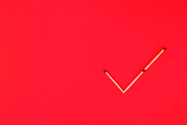 Знак ОК сделать спички на красном фоне
