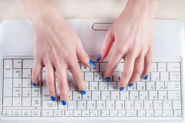 Kobiece Ręce Piszące Białej Klawiaturze Laptopa Widok Góry Zbliżenie — Zdjęcie stockowe
