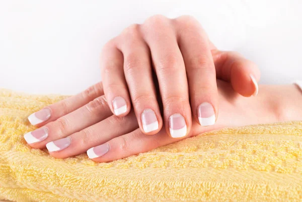 Belles Mains Femme Avec Manucure Ongles Français Sur Serviette Jaune — Photo