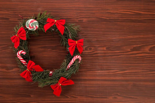 Corona Navidad Verde Con Decoración Textura Madera — Foto de Stock