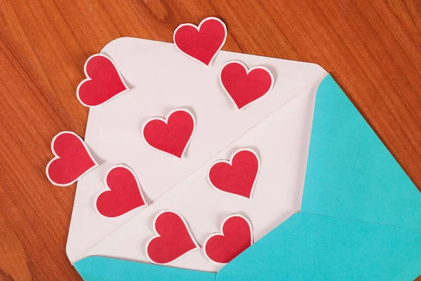 Amor Corazones Rojos Letra Azul Sobre Fondo Escritorio Madera —  Fotos de Stock