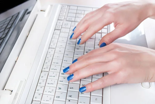 Kobiece Ręce Niebieskimi Paznokciami Wpisujące Się Klawiaturze Laptopa Biurze Zamknij — Zdjęcie stockowe