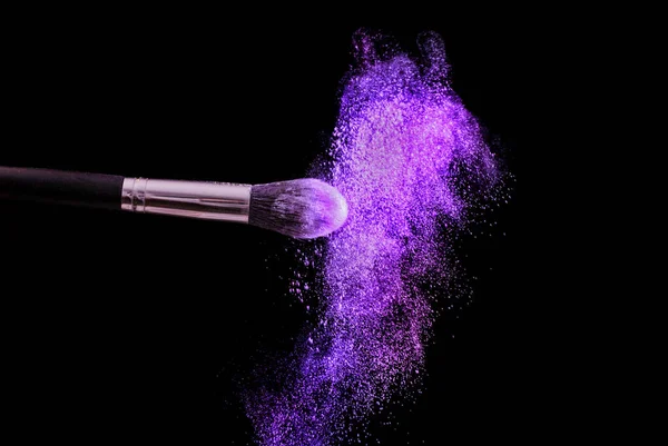 Maquillaje Pincel Polvo Explosión Color Púrpura Aislado Sobre Fondo Negro —  Fotos de Stock