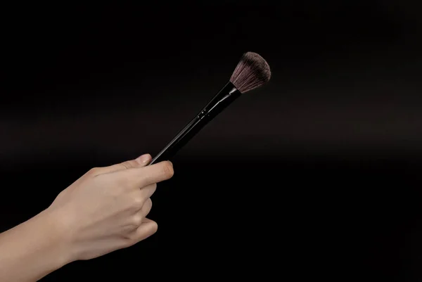 Maquillaje Cepillo Mano Mujer Aislado Beckground Negro —  Fotos de Stock