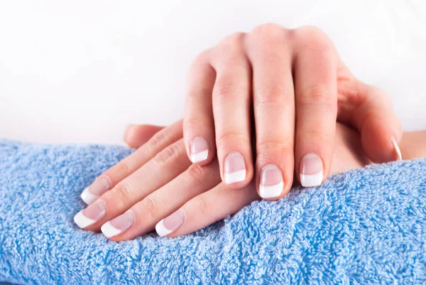 Mains Femme Avec Ongles Manucure Français Sur Serviette Bleue — Photo