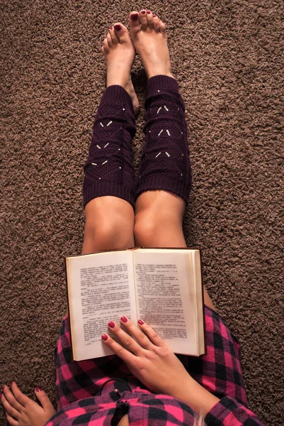 Lány Könyvet Olvas Lábak Melegítővel Szőnyegen Közelről Felülnézet — Stock Fotó