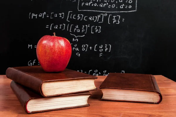 Apple Livros Uma Mesa Madeira Durante Aula Matemática Sala Aula — Fotografia de Stock