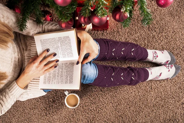 Fiatal Lány Padlón Olvas Könyvet Mellett Karácsonyfa Kávéscsésze Közelről Felülnézet — Stock Fotó