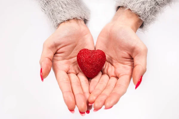 Mão Feminina Segurando Pequeno Coração Vermelho Fundo Branco — Fotografia de Stock