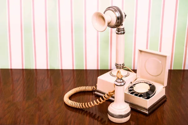 Παλιά Vintage Λευκό Τηλέφωνο Ξύλινο Γραφείο Και Ρετρό Φόντο — Φωτογραφία Αρχείου