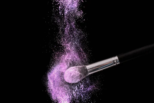 Polvo Púrpura Polvo Explosión Polvo Maquillaje Cepillo Sobre Fondo Negro —  Fotos de Stock