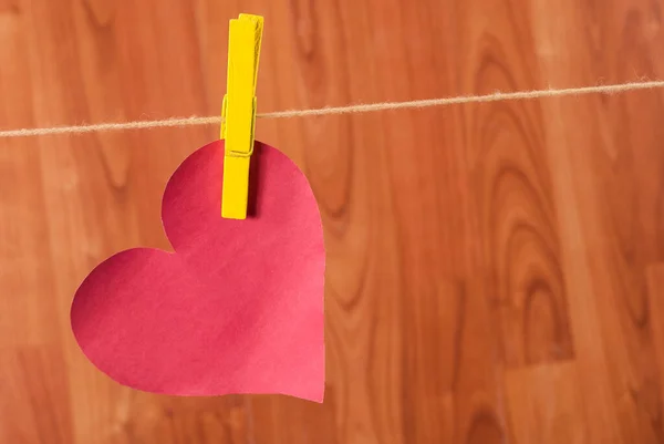 Corazón Rojo Colgado Cuerda Cáñamo Sobre Fondo Madera —  Fotos de Stock