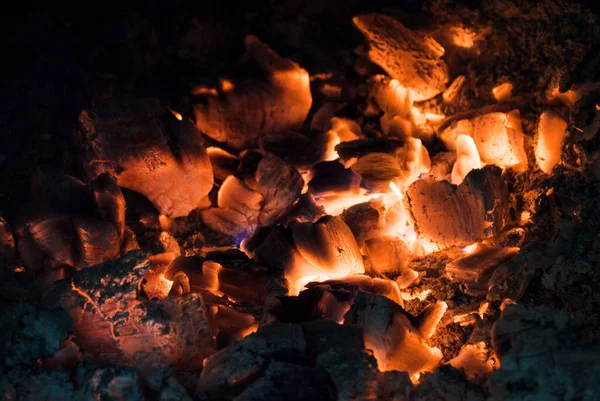 Hot Embers Brillando Ardiendo Estufa Cerca Tecla Baja — Foto de Stock