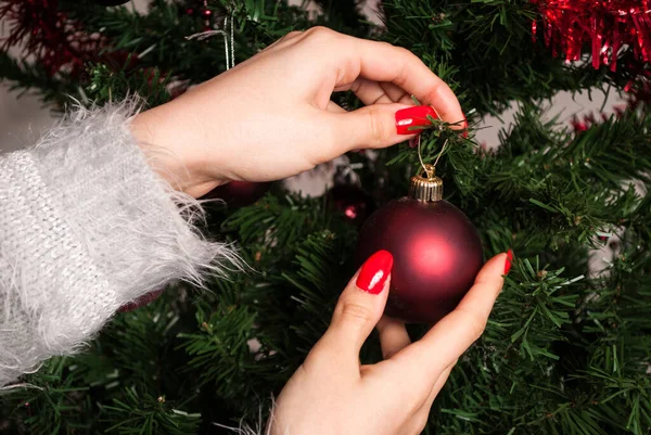 Mano Femenina Pone Decoración Roja Navidad Árbol Navidad — Foto de Stock