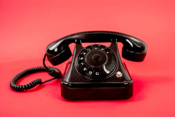 Ρετρό Μαύρο Τηλέφωνο Απομονώνονται Ένα Κόκκινο Φόντο — Φωτογραφία Αρχείου